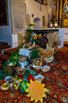 Thumbnail: _JA 24259 Erntedank in Hohenried, Erntedankaltar.jpg